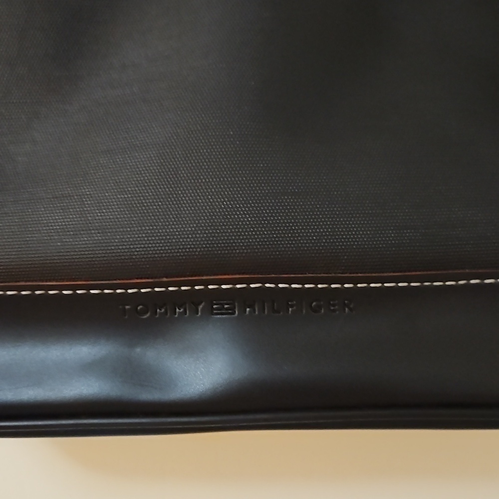 TOMMY HILFIGER Black Vinyl Shoulder Bag - Picture 3 of 10